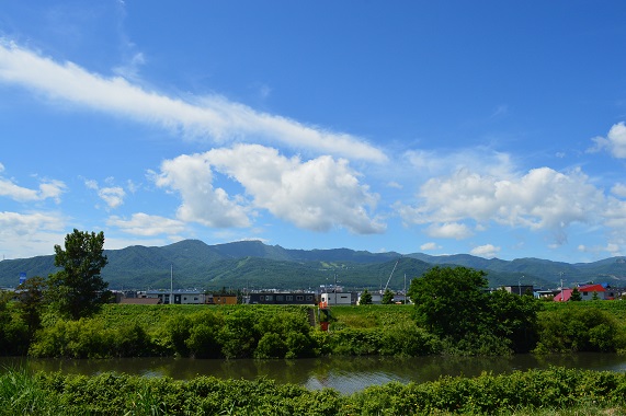 新川から望む手稲山夏の景